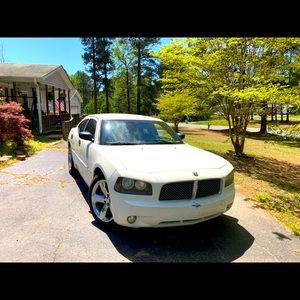 2006 Dodge Charger runs and drives new battery    only thing wrong is cosmetics